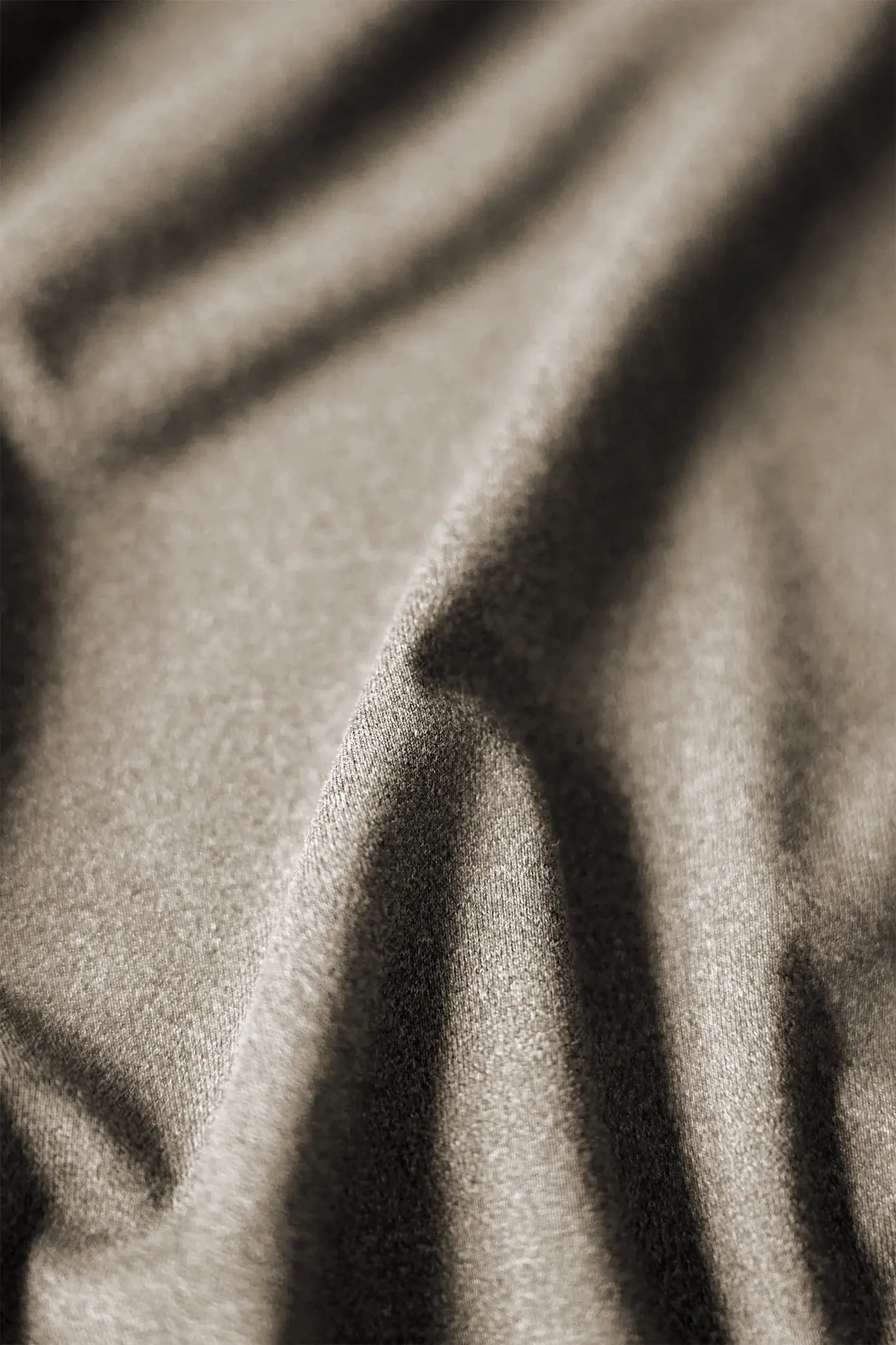 Closeup af stoffet på re do® Movement T-shirt i Ash Brown