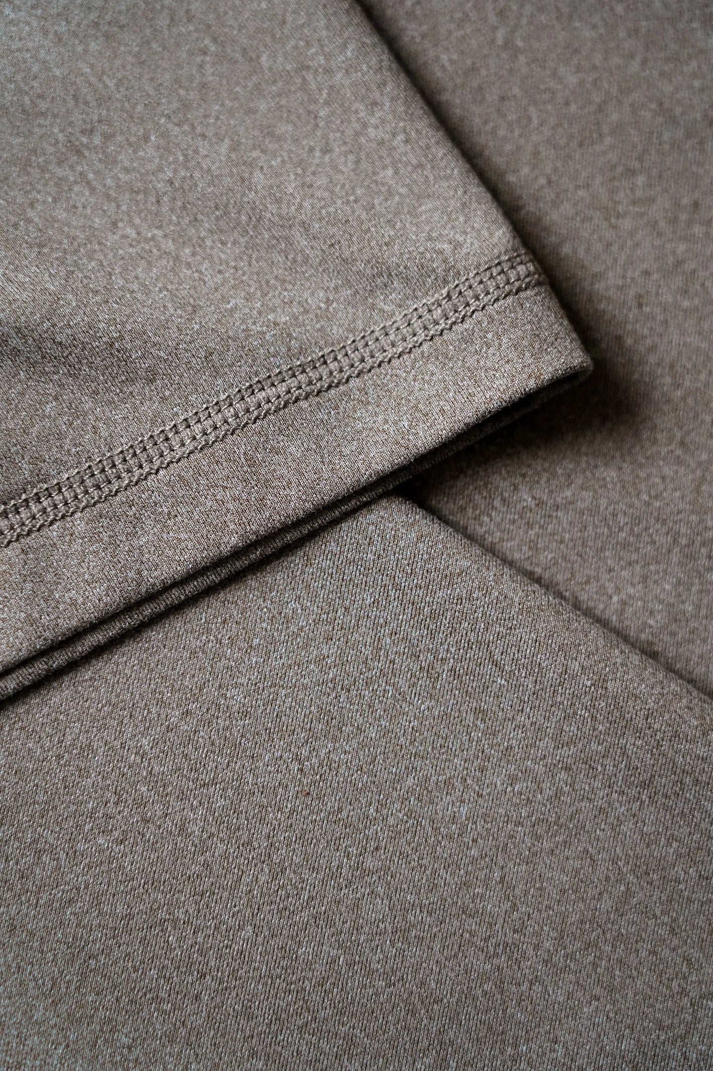 Closeup af syningen på re do® Movement T-shirt i Ash Brown