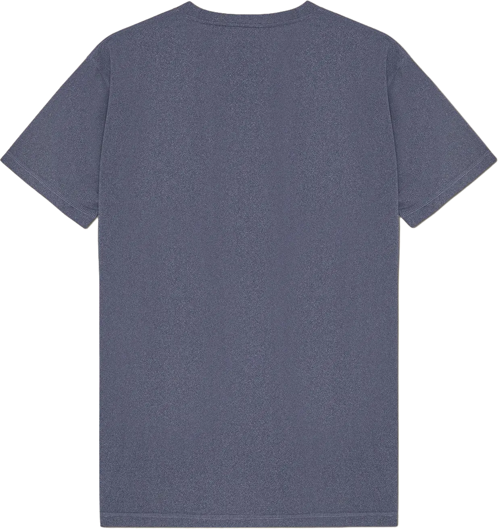 Ryggen af re do® Movement T-shirt i Thunder Blue, modellen Milo