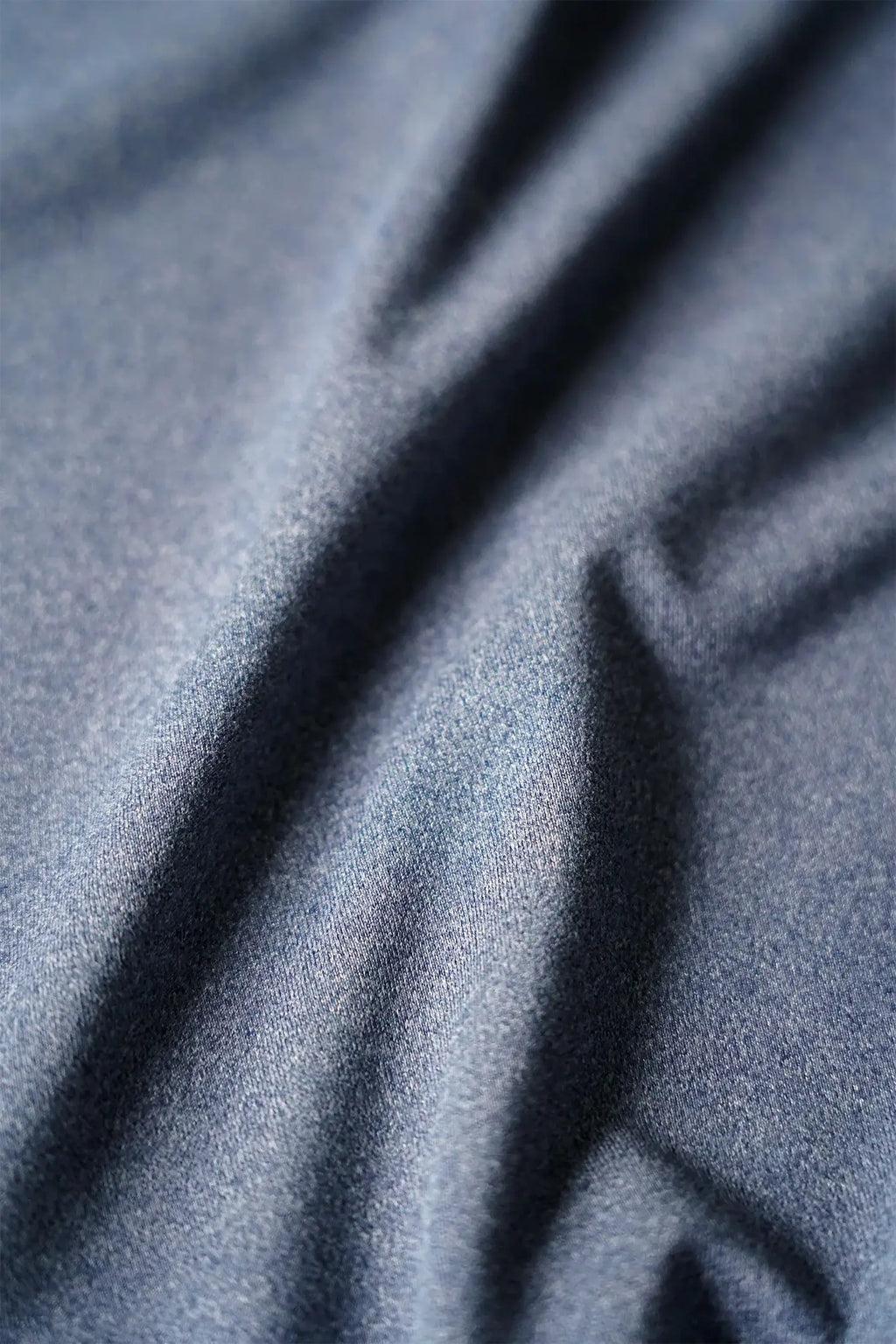 Closeup af syningen på re do® Movement T-shirt i Thunder Blue