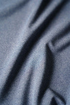 Closeup af syningen på re do® Movement T-shirt i Thunder Blue