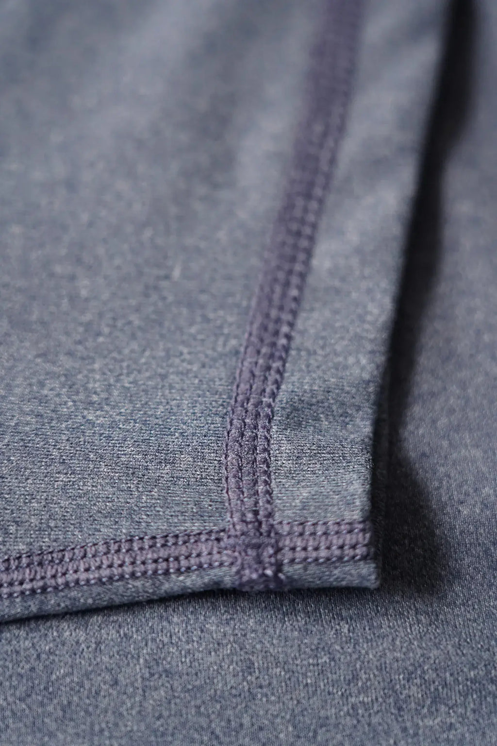 Closeup af syningen på re do® Movement T-shirt i Thunder Blue