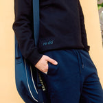 Mand iført navyblå sweatpants og sort crewneck sweatshirt fra re do® 