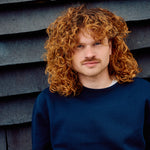 Mand iført navyblå crewneck sweatshirt fra re do® 