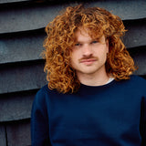 Mand iført navyblå crewneck sweatshirt fra re do® 