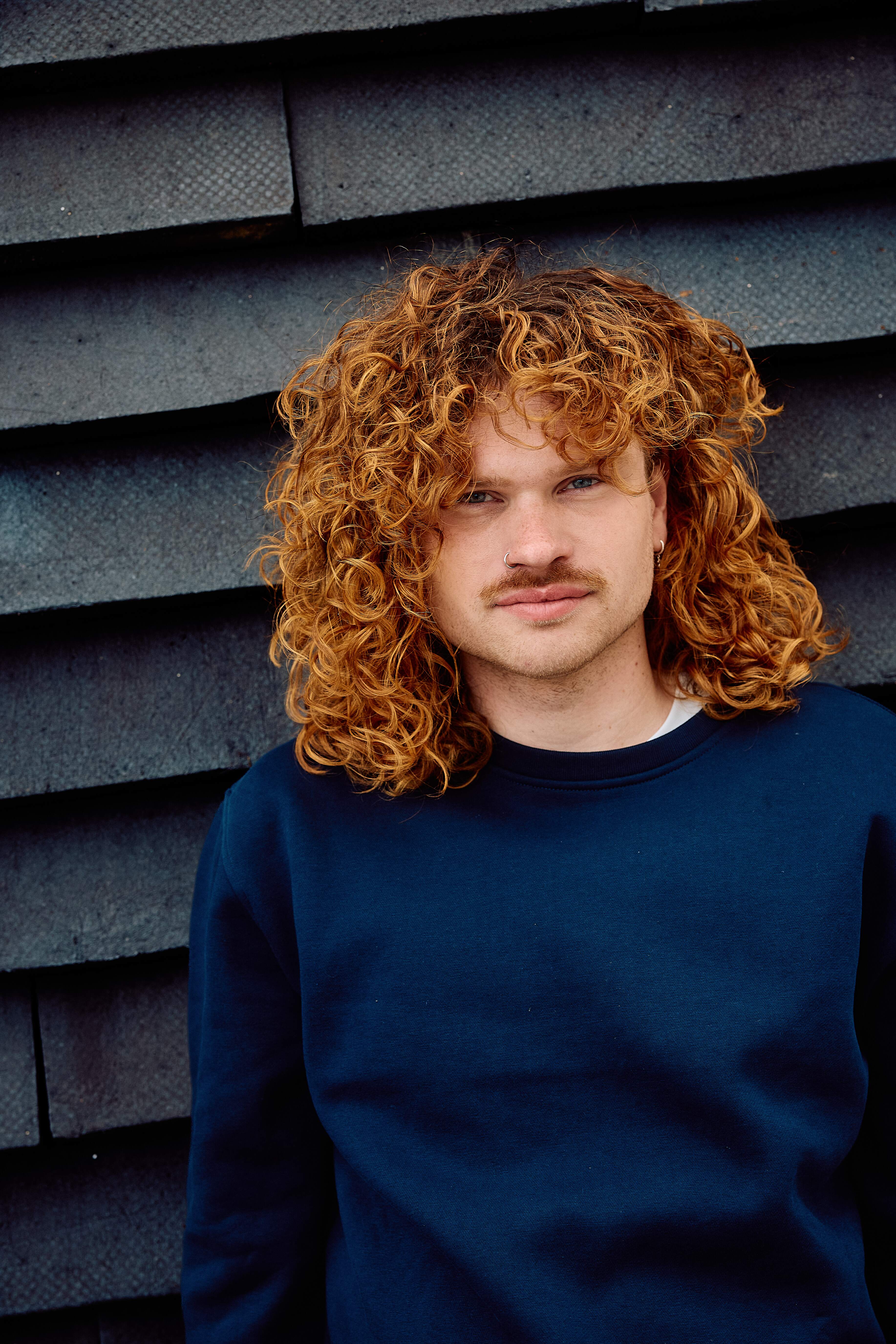 Mand iført navyblå crewneck sweatshirt fra re do® 