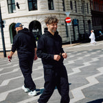 Mænd iført hoodies og sweatpants fra re do®