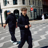 Mænd iført hoodies og sweatpants fra re do®