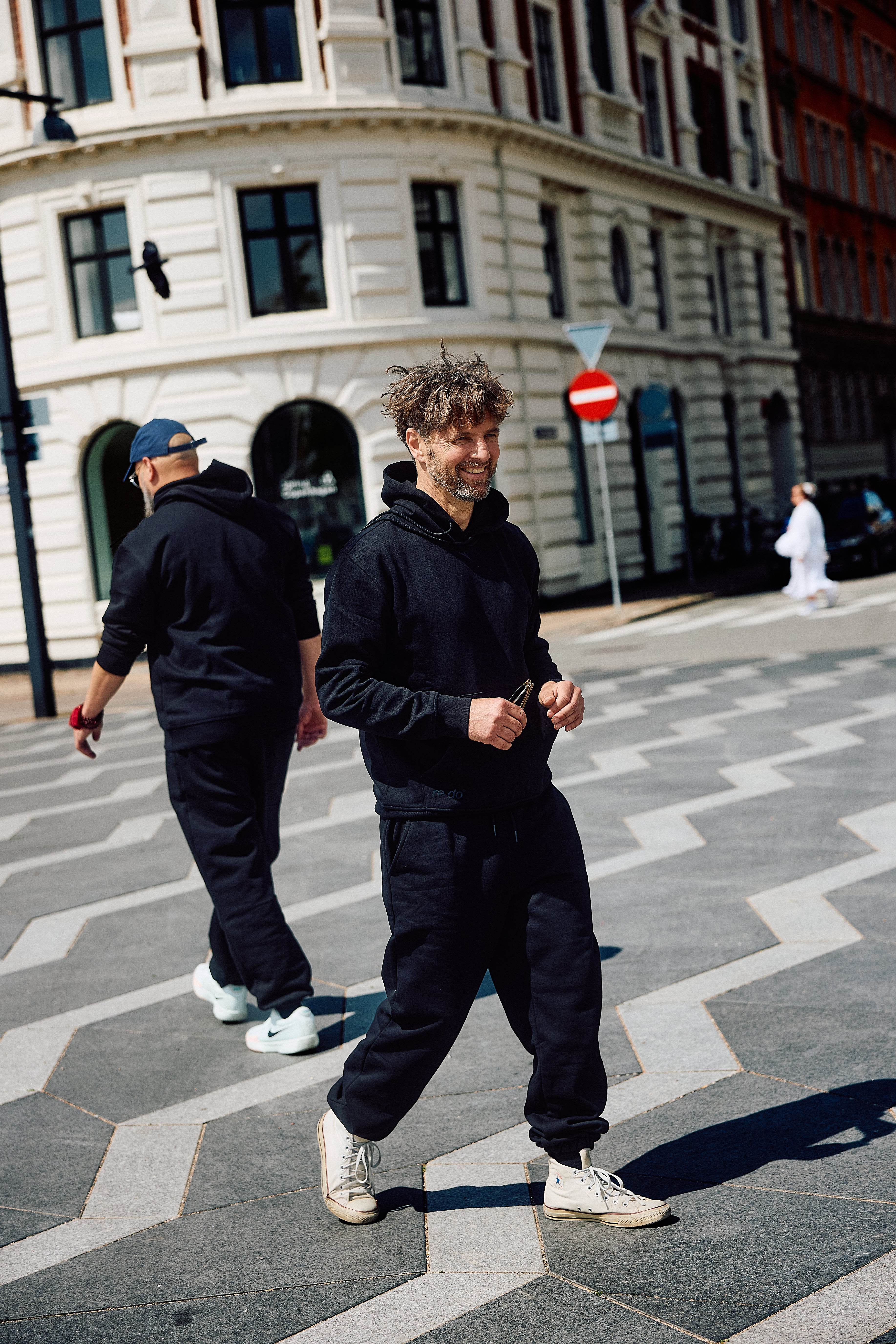 Mænd iført hoodies og sweatpants fra re do®