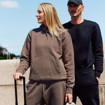 Kvinde iført Ash Brown hoodie og sweatpants fra re do®, og mand iført navyblå crewneck sweatshirt og sweatpants fra re do® 