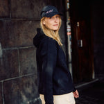 Kvinde iført navyblå hoodie fra re do® 