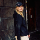 Kvinde iført navyblå hoodie fra re do® 