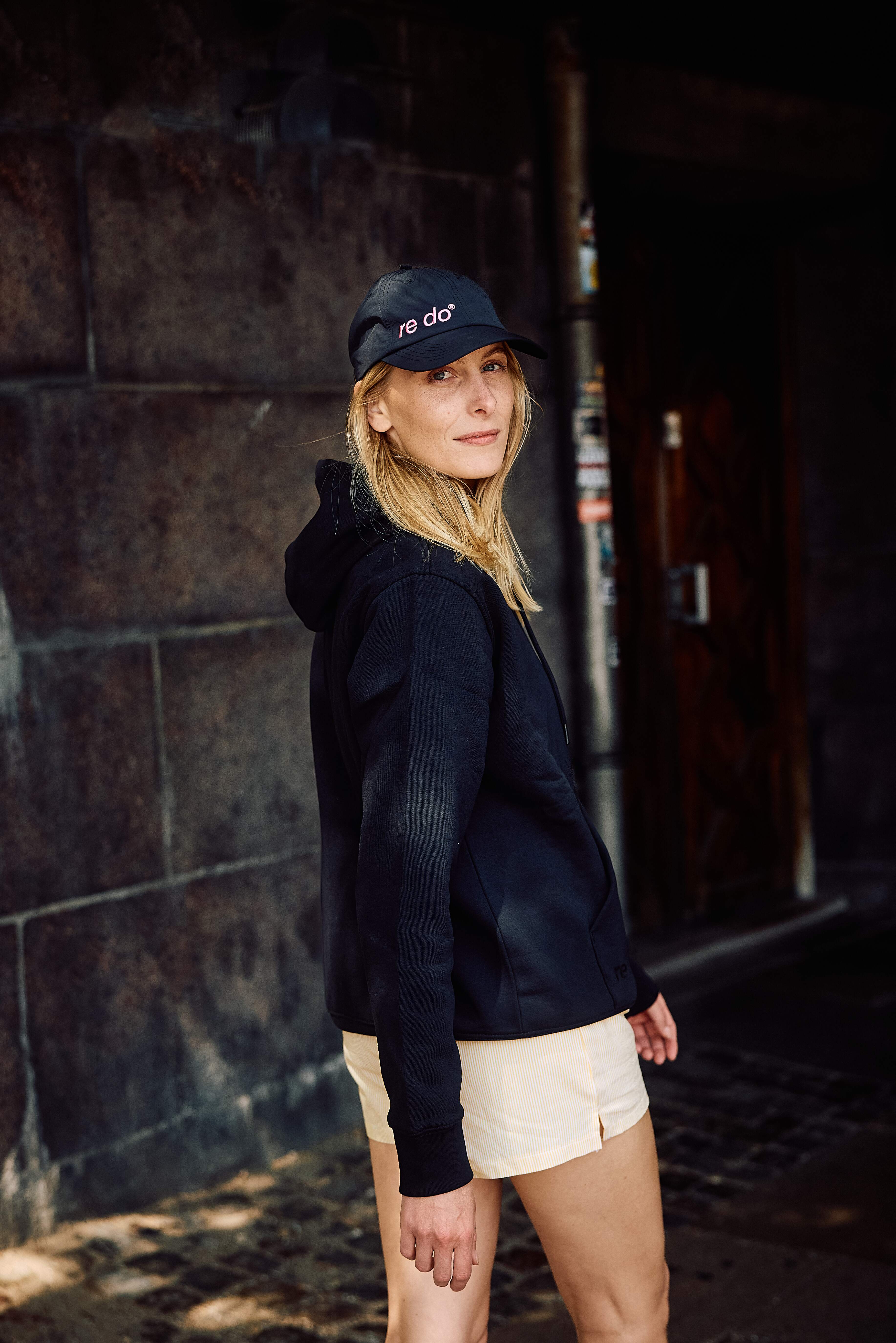 Kvinde iført navyblå hoodie fra re do® 