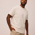 Mand iført hvid T-shirt fra re do® 