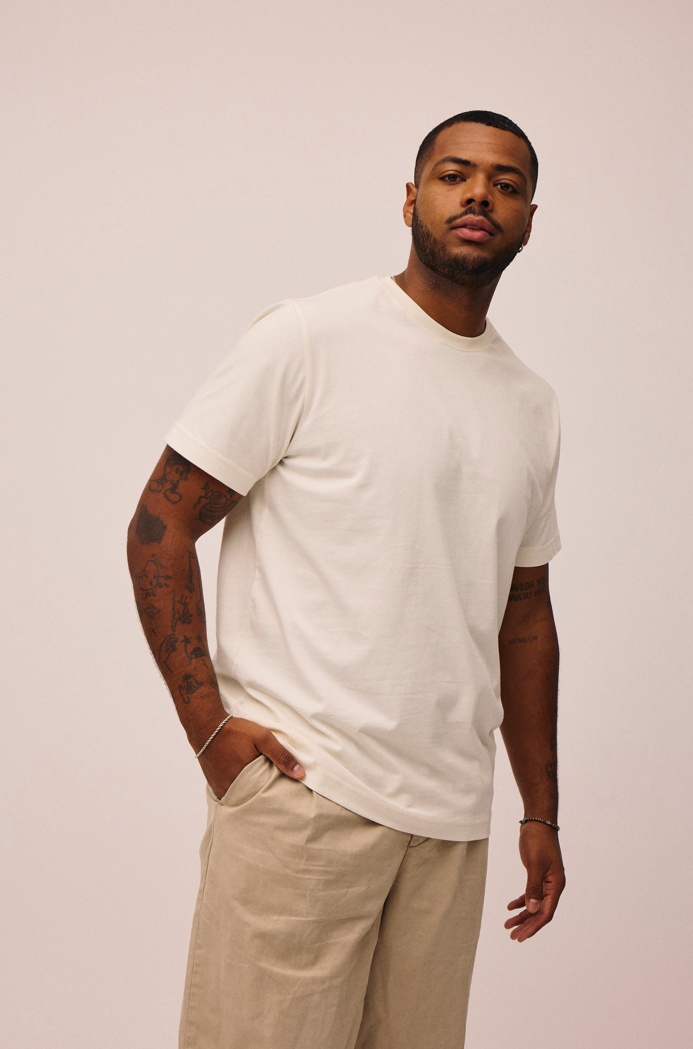 Mand iført hvid T-shirt fra re do® 