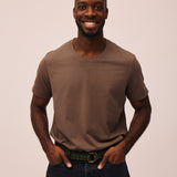 Mand iført Ash Brown T-shirt fra re do® 