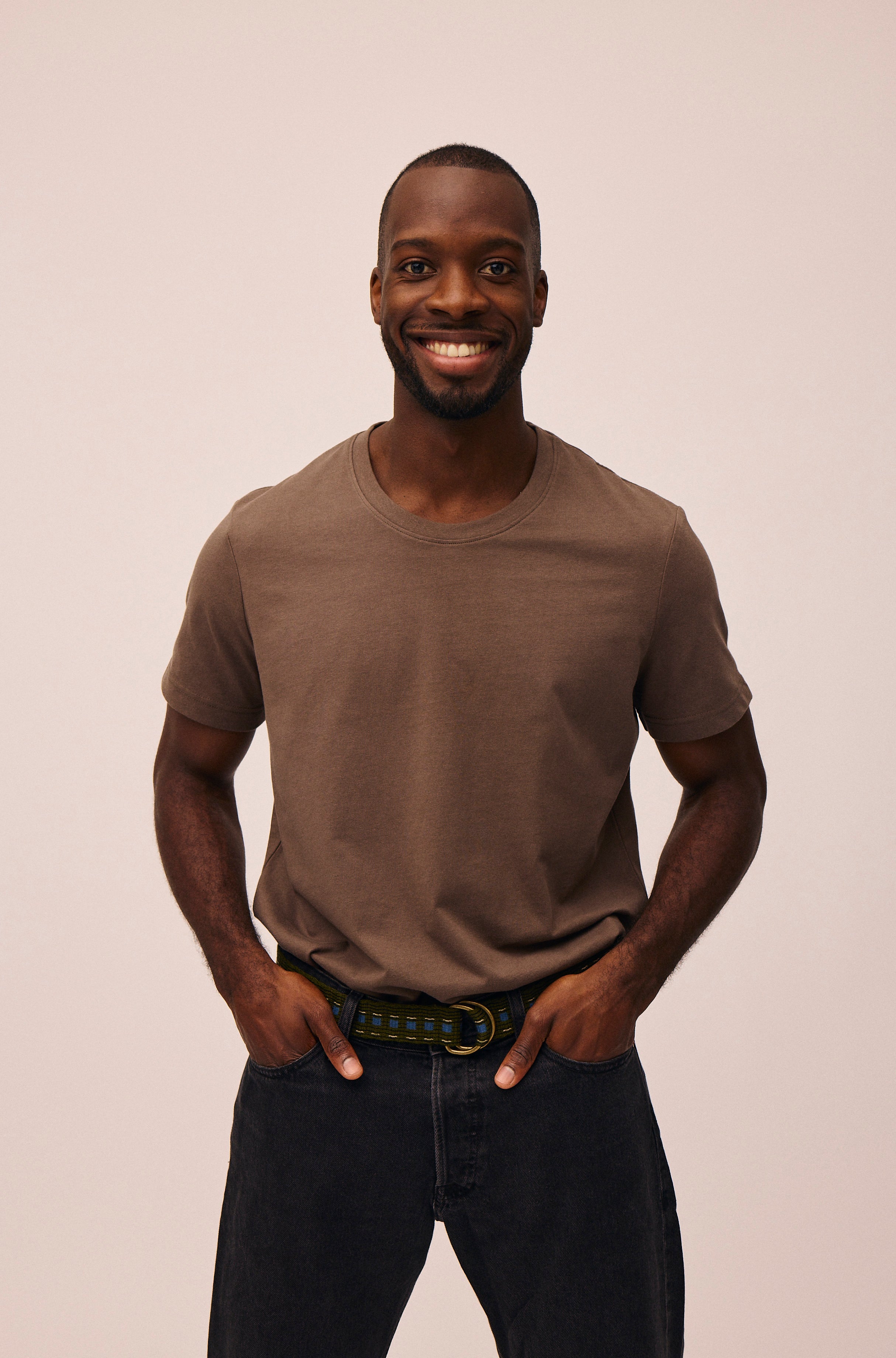 Mand iført Ash Brown T-shirt fra re do® 