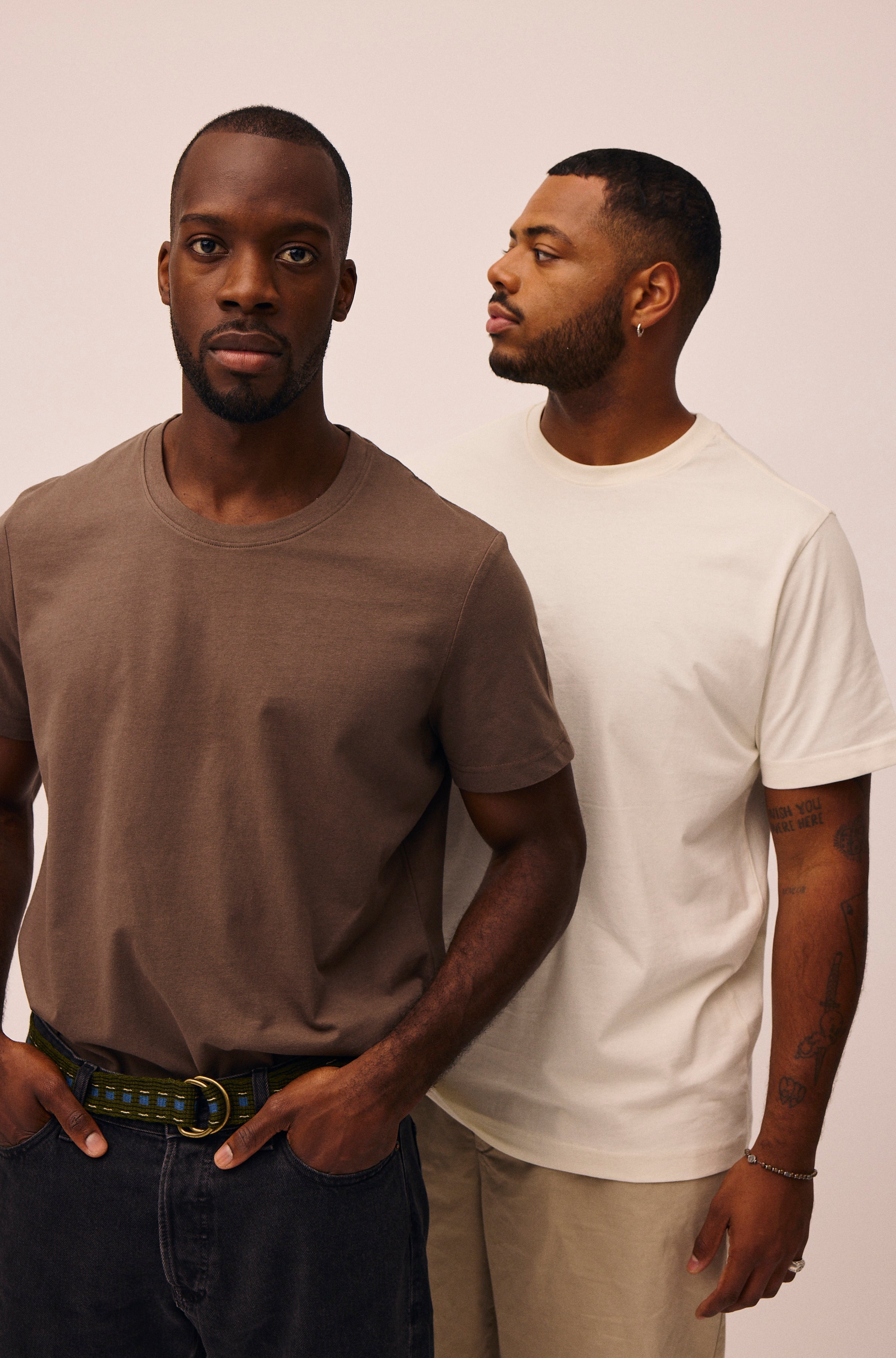 Mænd iført t-shirts fra re do® 