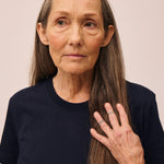 Kvinde iført navyblå T-shirt fra re do® 