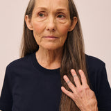 Kvinde iført navyblå T-shirt fra re do® 