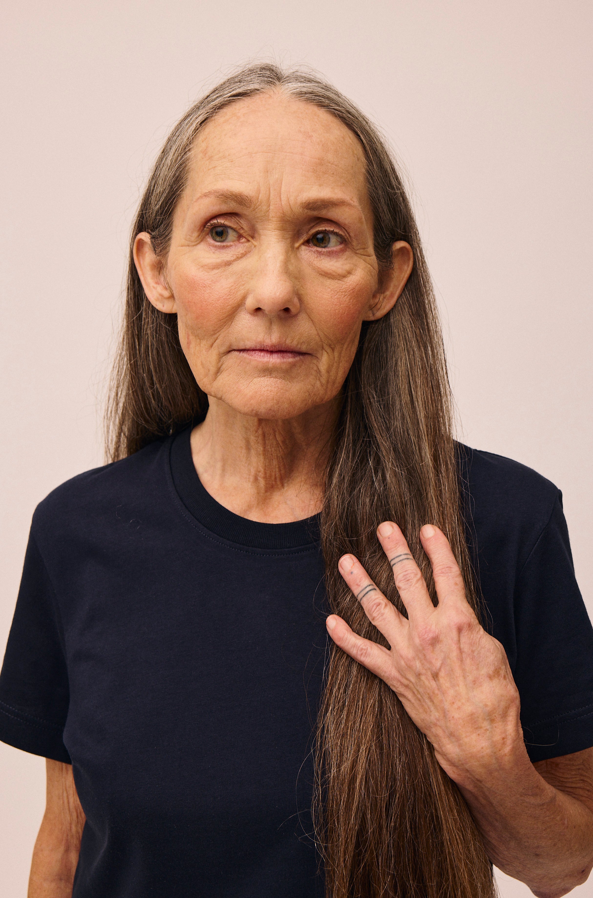 Kvinde iført navyblå T-shirt fra re do® 