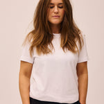 Kvinde iført hvid T-shirt fra re do® 