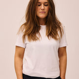 Kvinde iført hvid T-shirt fra re do® 