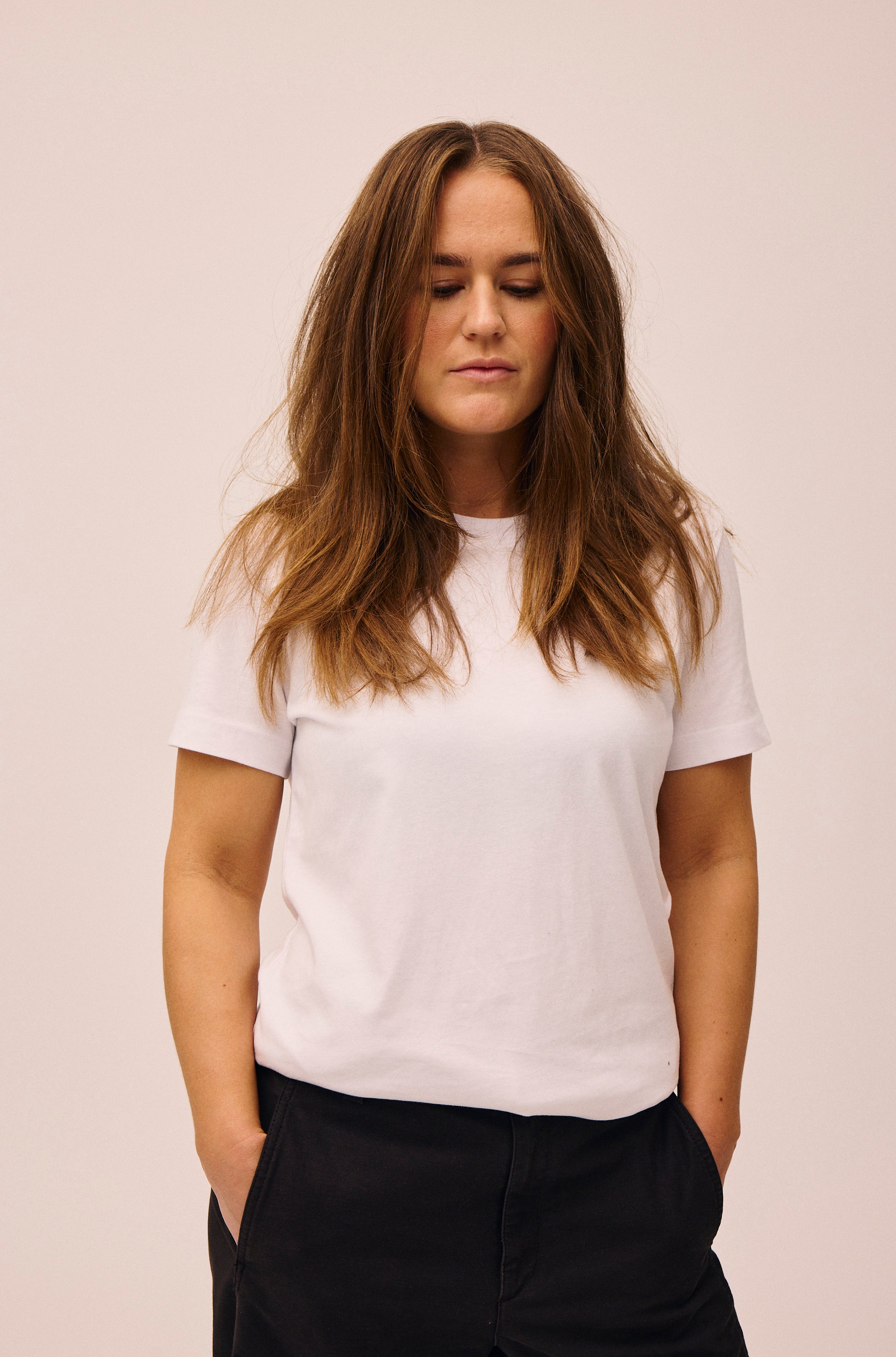 Kvinde iført hvid T-shirt fra re do® 