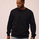 Mand iført sort crewneck sweatshirt fra re do® 