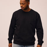 Mand iført sort crewneck sweatshirt fra re do® 