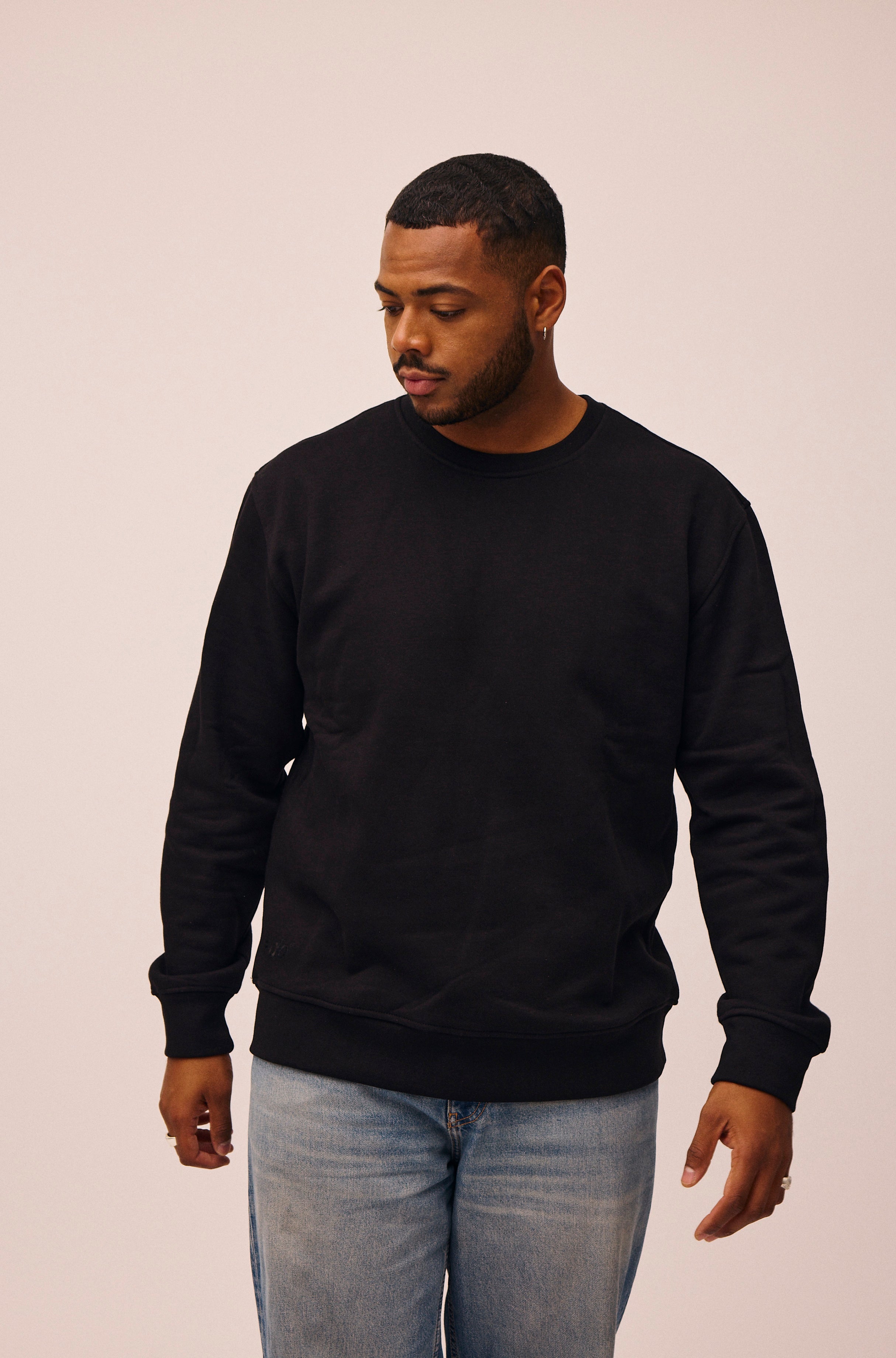 Mand iført sort crewneck sweatshirt fra re do® 