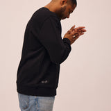 Mand iført sort crewneck sweatshirt fra re do® 