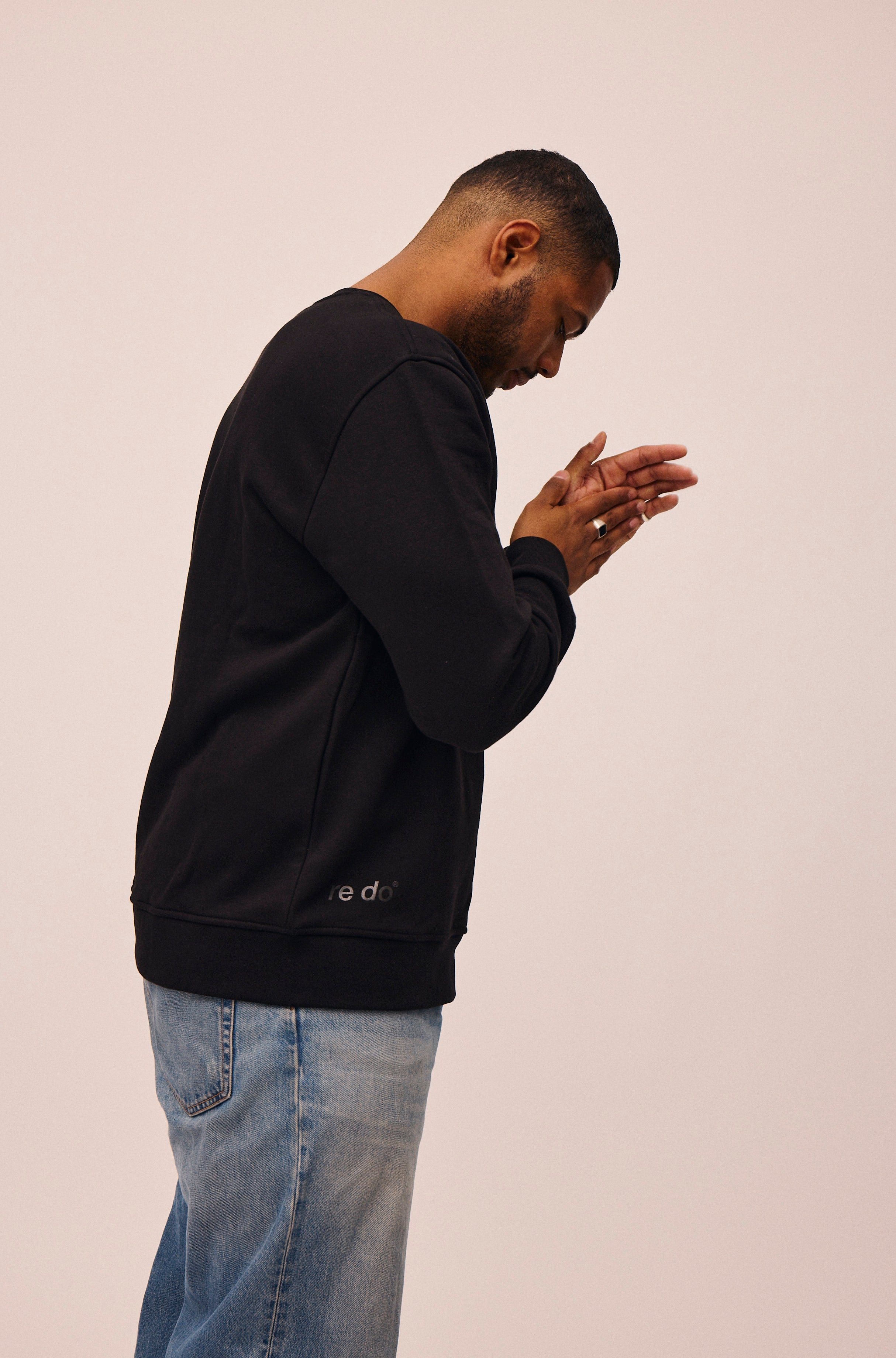 Mand iført sort crewneck sweatshirt fra re do® 