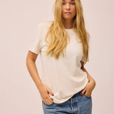 Kvinde iført hvid T-shirt fra re do® 