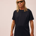 Mand iført sort Active Tee fra re do® 