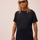 Mand iført sort Active Tee fra re do® 