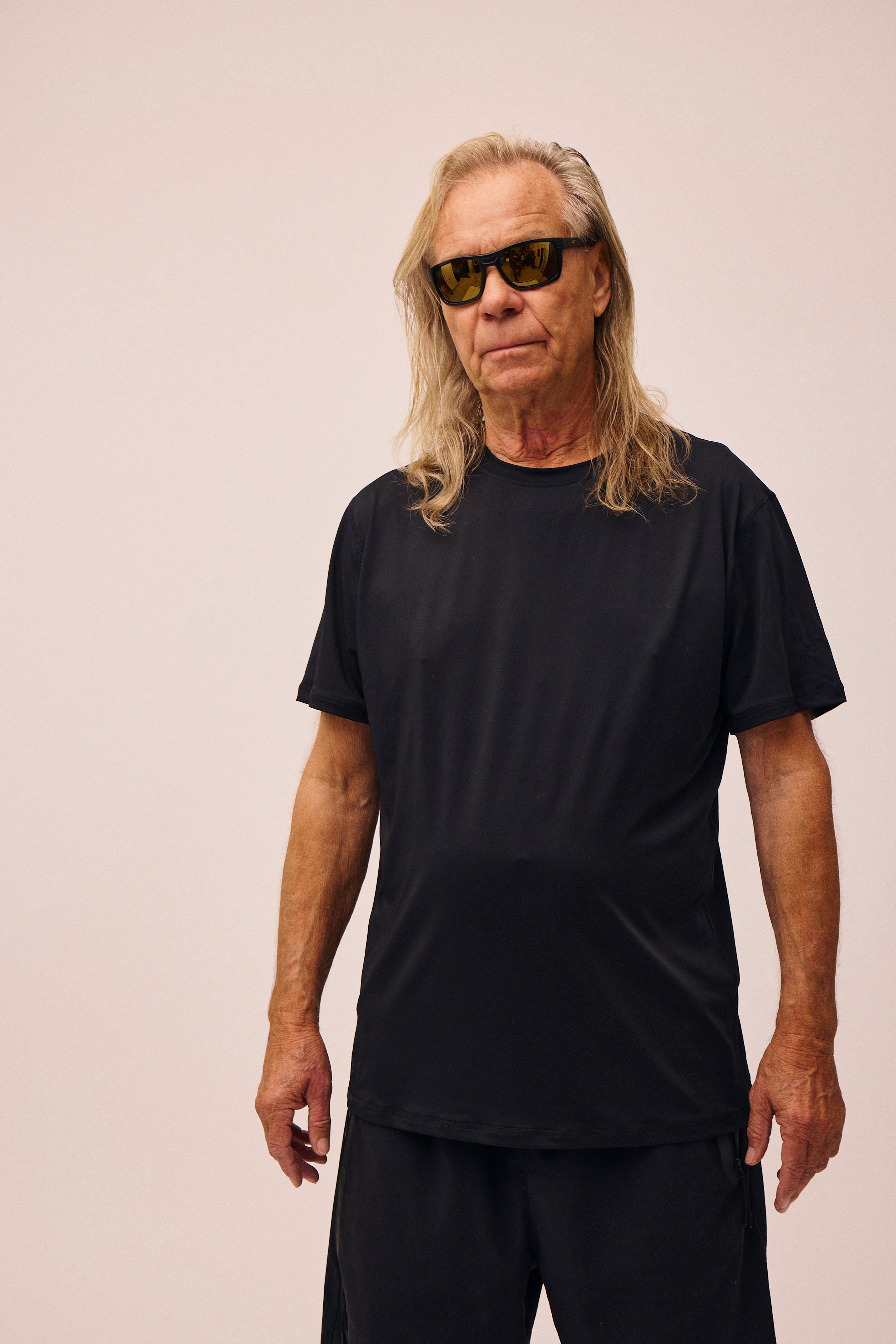 Mand iført sort Active Tee fra re do® 