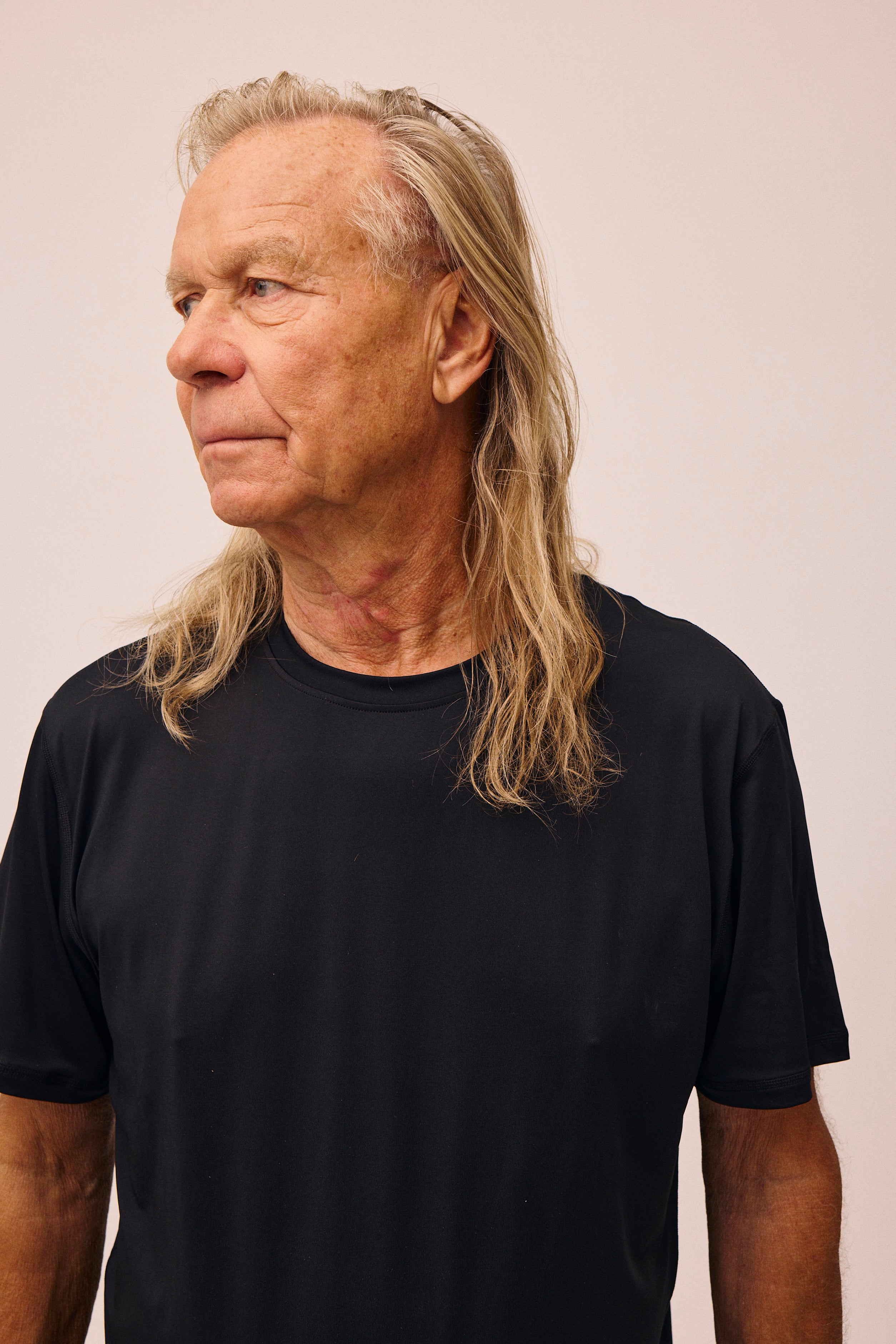 Mand iført sort Active Tee fra re do® 