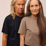 Mand iført sort Active Tee og kvinde iført ash brown Movement Tee fra re do® 