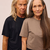 Mand iført sort Active Tee og kvinde iført ash brown Movement Tee fra re do® 