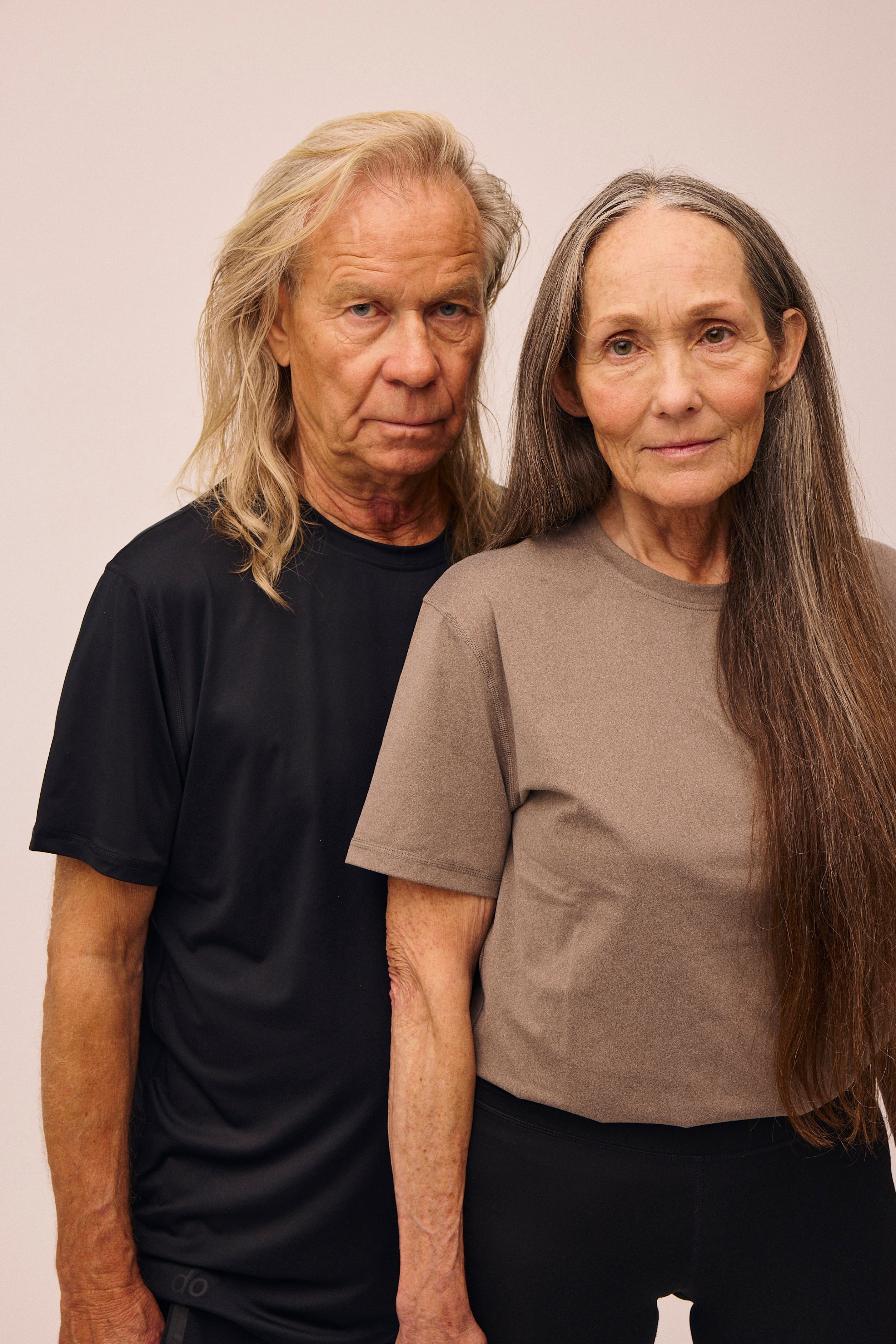 Mand iført sort Active Tee og kvinde iført ash brown Movement Tee fra re do® 