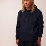 Mand iført navyblå hoodie fra re do®