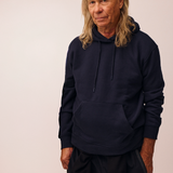 Mand iført navyblå hoodie fra re do®