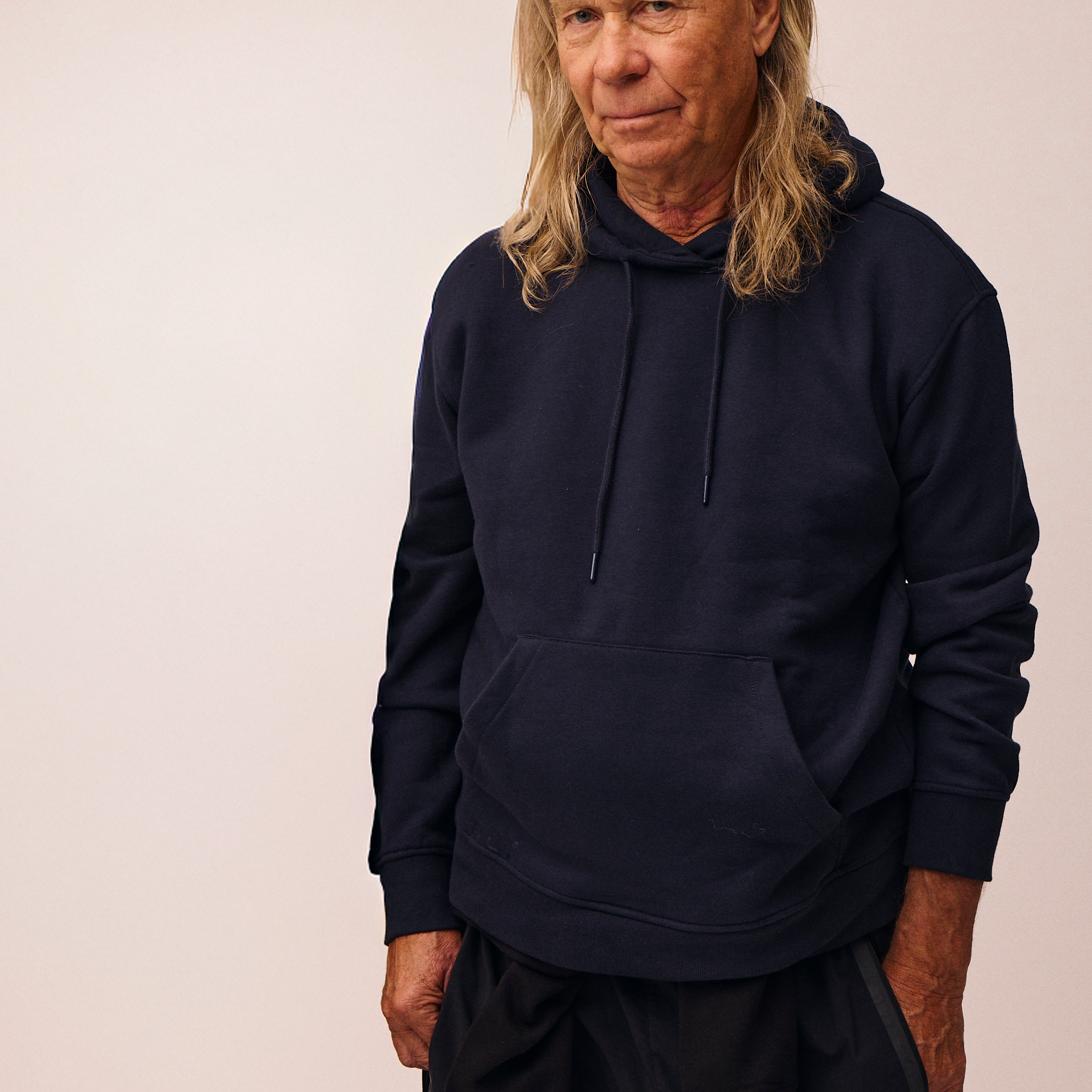 Mand iført navyblå hoodie fra re do®