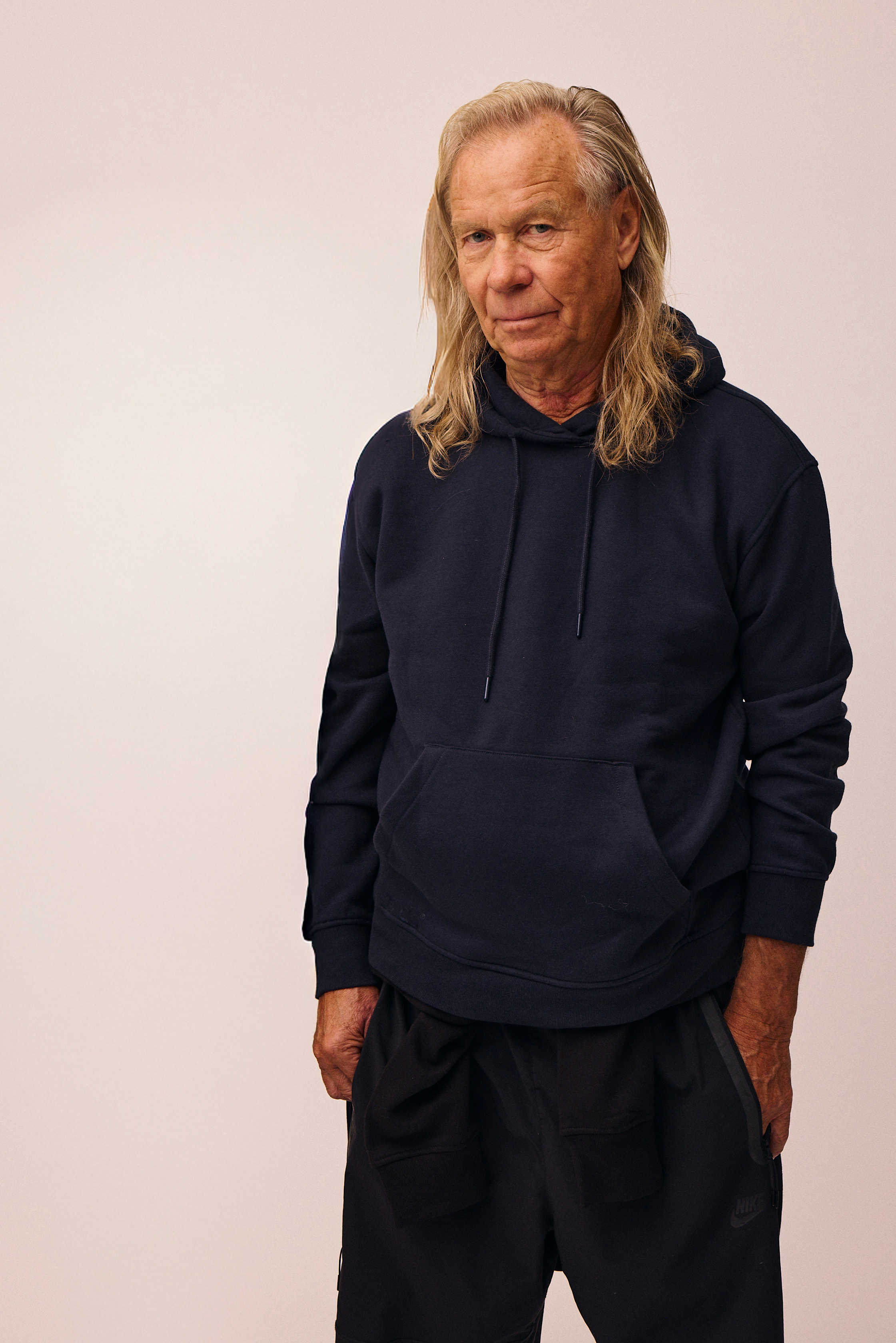 Mand iført navyblå hoodie fra re do®