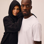 Kvinde iført sort hoodie fra re do® og mand iført hvid bomulds t-shirt fra re do® 