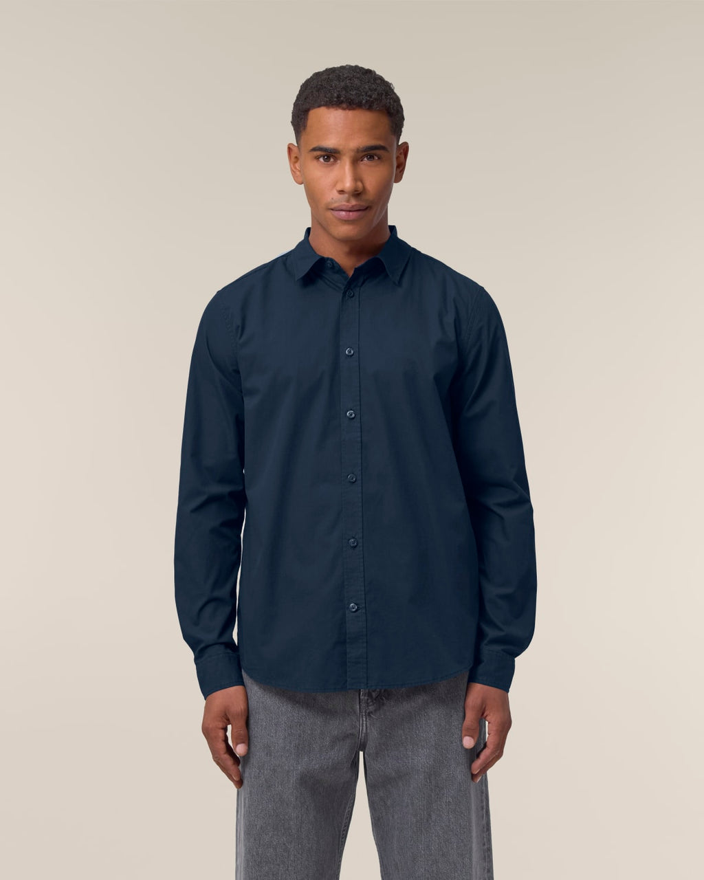 OXFORD SHIRT på model #navy blue