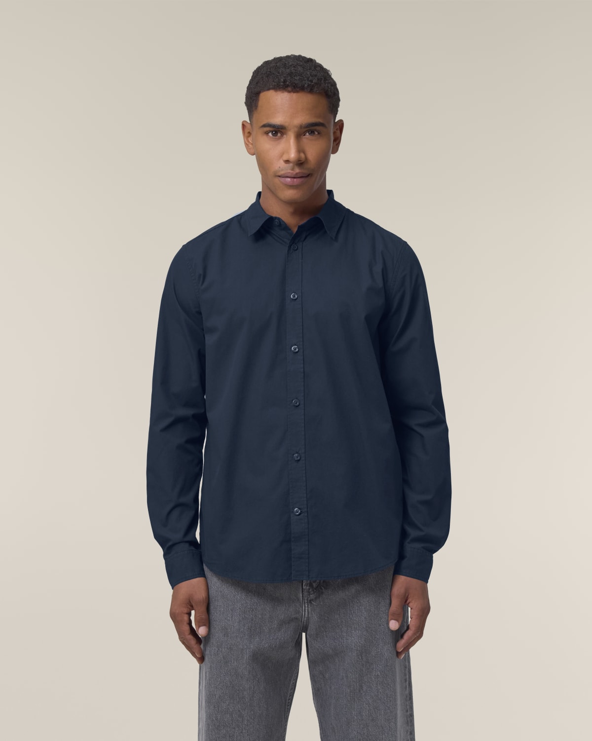OXFORD SHIRT på model #navy blue