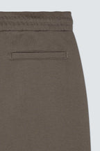Closeup af elastikkant og baglomme på re do® sweatpants i Ash Brown