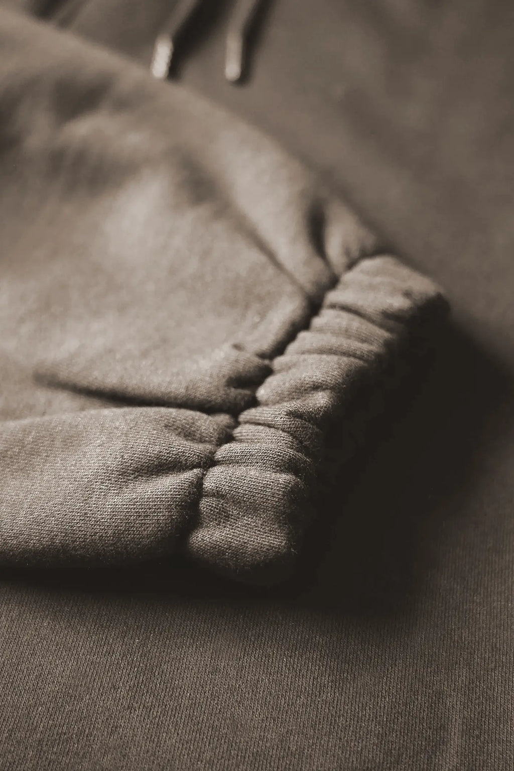 Closeup af bukseben på re do® sweatpants i Ash Brown